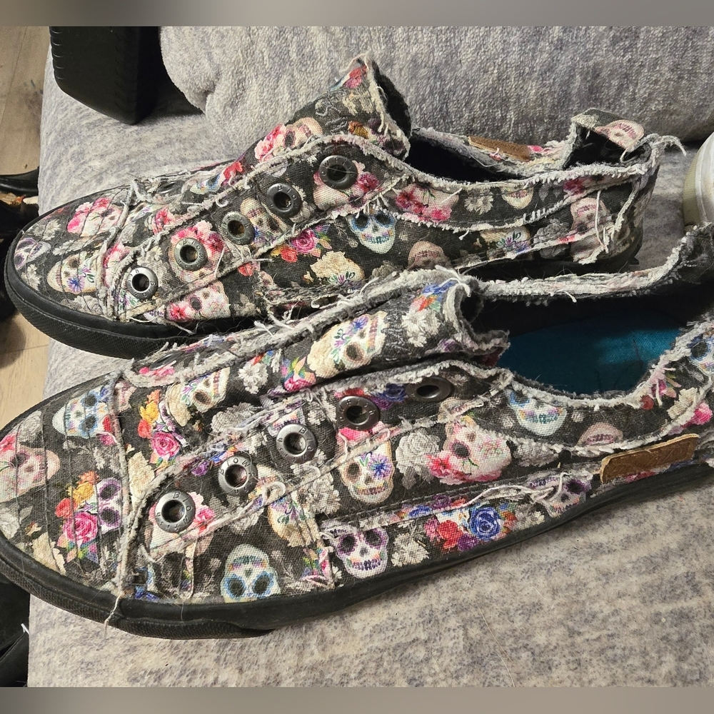 Blowfish skull slip on tennies